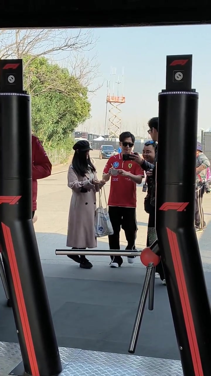 F1中国大奖赛正在进行！法拉利车队储备车手周冠宇热情为车迷签名