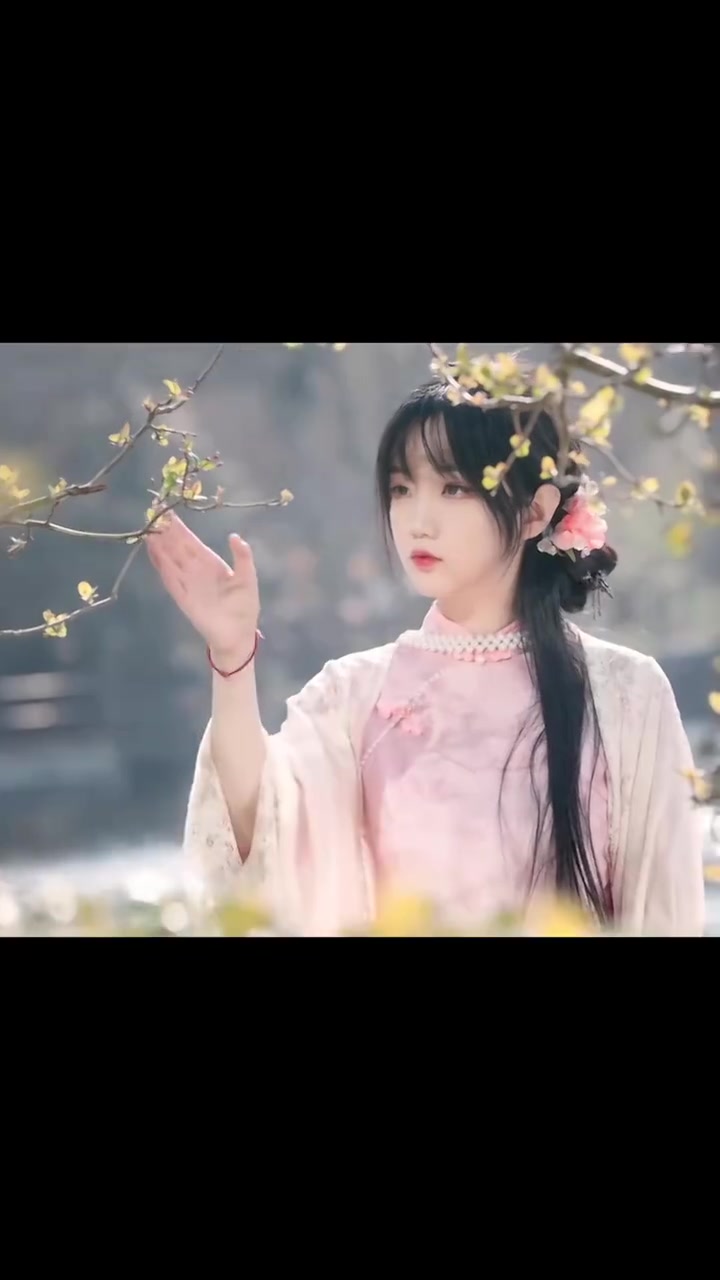 你也是百变少女？LPL主持人十月分享视频：此间春色